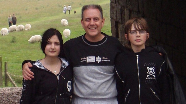 Andrew Gosden z siostrą i ojcem